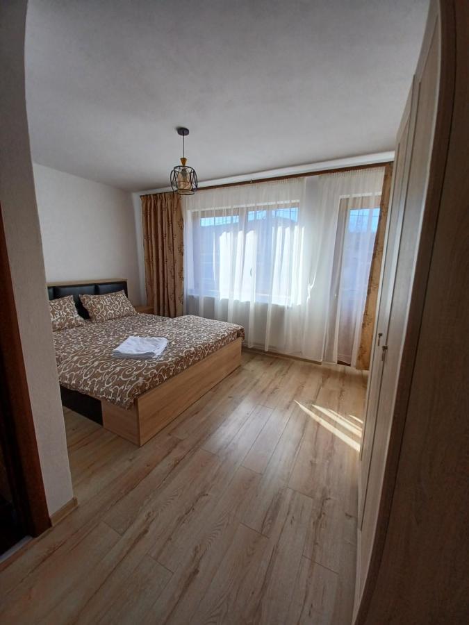 Pensiune Langa Manastirea Izbuc Calugari Exterior foto