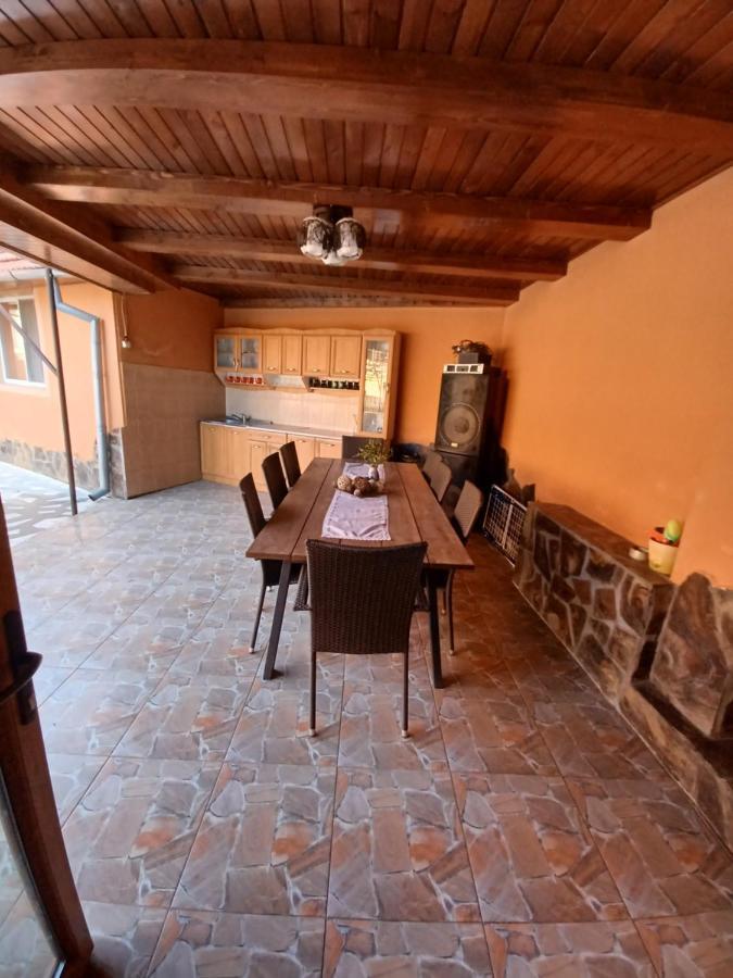 Pensiune Langa Manastirea Izbuc Calugari Exterior foto