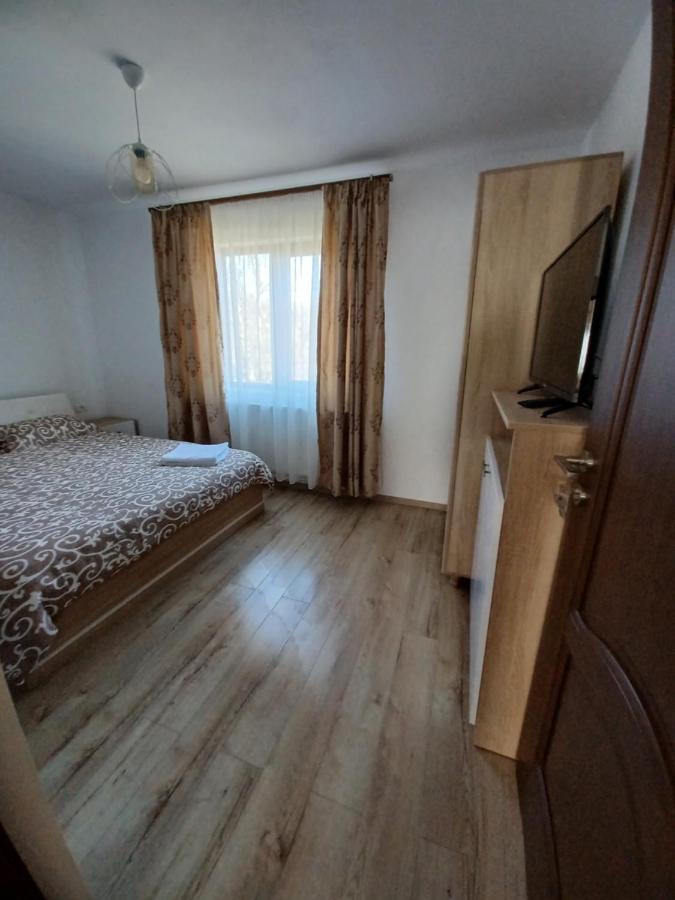 Pensiune Langa Manastirea Izbuc Calugari Exterior foto